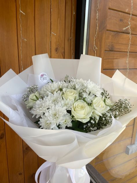 White Bouquet Birthday, 18th Birthday Bouquet Ideas, White Flower Bouquet Birthday, Flower Bookey, Bouquet Packaging, Flower Boquet, Graduation Bouquet, Hair Style On Saree, Glowing Flowers