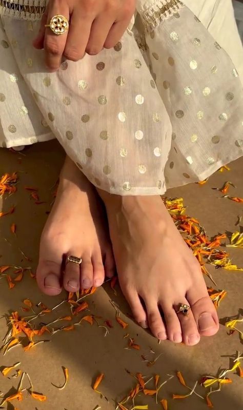 Ring Photoshoot Ideas Aesthetic, Toe Rings Aesthetic, Toe Ring Aesthetic, Indian Toe Rings, Animals Jewelry, Nails Feet, Ethereal Jewelry, Bridal Sari, Indian Rings