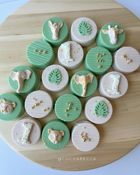 Safari Themed Treats, Safari Sweet Table, Safari Treats, Cake Puck, Elephant Party, Chocolate Fondant, Safari Theme, Tropical Leaf, Party Desserts