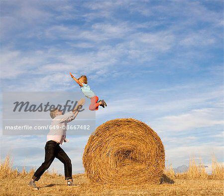 Hay bale family photos Haybale Photoshoot, Hay Bale Photoshoot, Farm Family Pictures, Son Photo Ideas, Barn Photography, Western Photo, Farm Pictures, Outdoor Family Photography, Holiday Photoshoot