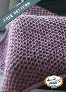 Gear up for the fall and winter seasons by making this super soft knit waffle blanket that's perfect for relaxing indoors. This easy knitting pattern, despite being airy, has a non-obtrusive frame made by applying a 3-stitch attached icord. | Discover over 5,500 free knitting patterns at theknittingspace.com Free Blanket Knitting Patterns, Fun Knitting Projects, Knitted Blanket Patterns, Easy Blanket Pattern, All Free Knitting, Knitted Pillows, Blankets Knit, Winter Knitting Patterns, Fall Knitting Patterns