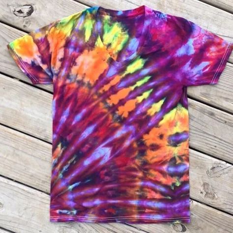 Tie Dye Techniques Pattern Tutorials, Cool Tie Dye Shirts, Tie Dye Designs Pattern, Tie Dye Techniques Pattern, Tie Dye Tips, Tie Dye Inspiration, Tie Dye Projects, Tie Dye Folding Techniques, Tie Dye Clothes