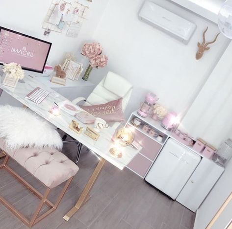 Girly Office Space, Pink Office Decor, Aesthetic Home Office, Home Office For Men, Home Office Aesthetic, Girly Office, Home Office For Man, Feminine Home Offices, Home Office Layout