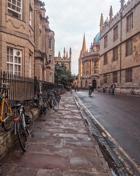 Oxford, England Explore the enchanting city of Oxford, renowned for its prestigious university, stunning architecture, and rich history. 🏛️✨ Known as the “City of Dreaming Spires,” Oxford offers a blend of academic excellence and picturesque charm that captivates visitors from around the world. Let’s delve into what makes this city a must-visit destination! 📚🌟 Key Facts about Oxford Historical Significance: Home to the University of Oxford, the oldest university in the English-speaking worl... Exchange Student Aesthetic London, Europe Study Abroad Aesthetic, Oxford University Aesthetic, Study Abroad England, Study Abroad Aesthetic, Study Abroad Europe, Oxford Library, University Abroad, London 2023