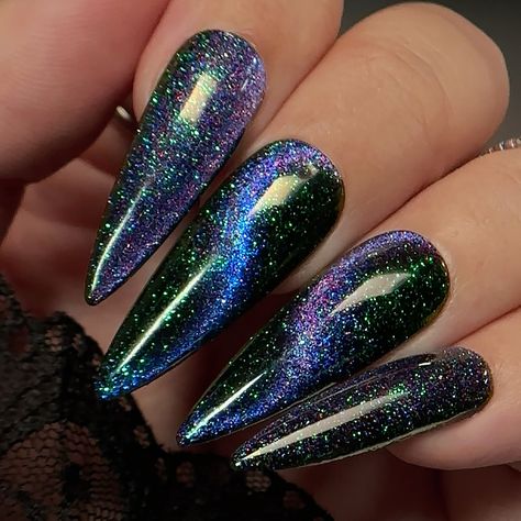 Swipe to watch the NEW Enchanted Chameleon Cat Eye Charme Gels color shift 😻✨ Are you loving the new gels? Vote in the comments 👇 Comment “ENCHANTED” for the direct link to shop! 🔗 Save & share for spooky Halloween & fall nail inspo! 🍁🎃 Follow @daily_charme for more nail trends! 💅 #cateyenails #spookynails #velvetnails #colorshiftingnails #nailarttrends #diynails #nailpoll #nailtech #nailartsupplies #nailart #gelnails #nails #fallnails #halloweennails #halloween2024 #beetlejuicenails #hallo... Holographic Cat Eye Nails, Turquoise And Black Nails, Cat Eye Glitter Nails, Halloween Cat Eye Nails, Cat Eye Halloween Nails, Space Themed Nails, Rainbow Cat Eye Nails, Glitter Purple Nails, Edc Nails