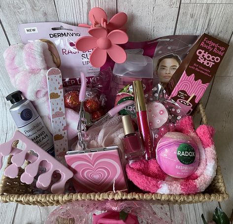 Pink Gift Basket, Cream Nail, Raffle Basket, Cheer Ideas, Birthday Presents For Friends, Cosy Socks, Birthday Basket, Pamper Hamper, Cute Gifts For Friends