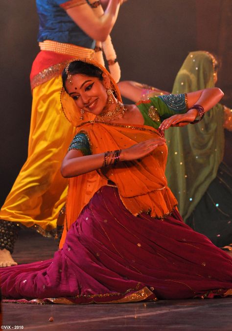 Kathak Costume, Bollywood Dancing, Indian Classical Dancer, Dance Forms, Dancing Poses, Garba Dance, Kathak Dance, Dance India Dance, Dance Of India