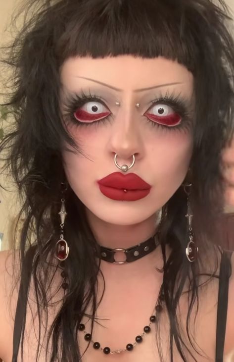 Tumblr Makeup Aesthetic Grunge, Slipknot Concert Makeup, Really Creepy Halloween Costumes, Simple Drag Makeup Looks, Crazy Person Makeup, Red Hair Halloween Ideas, Emo Zombie Makeup, Halloween Drag Makeup, Insane Makeup Looks