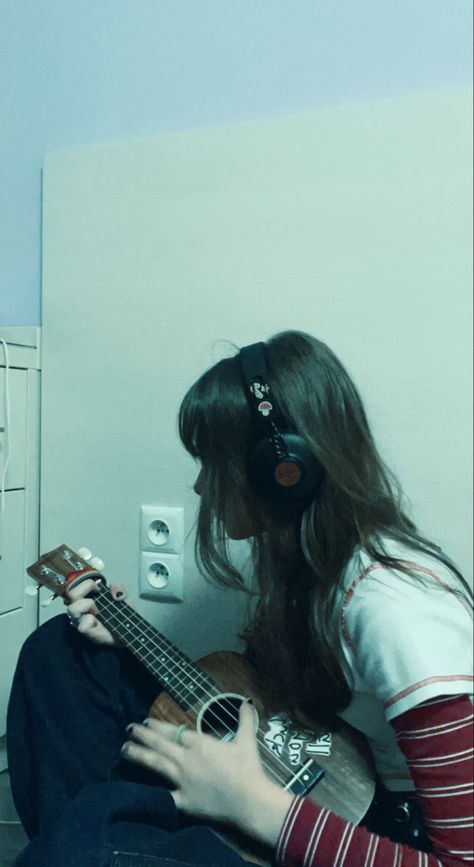 Ukulele Pictures Aesthetic, Ukelele Pose Reference, Aesthetic Ukulele Pictures, Photos With Ukulele, Girl With Ukulele Aesthetic, Girl With Earphones Aesthetic, Ukelele Aesthetic Girl, Ukulele Aesthetic Wallpaper, Outfits With Headphones