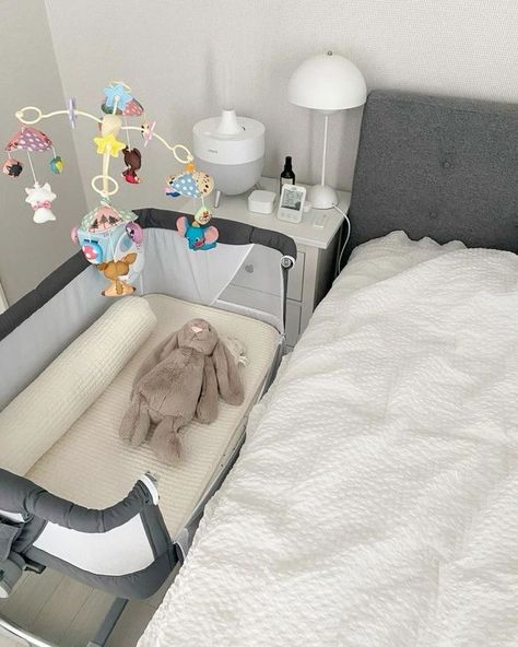 Newborn Essentials Aesthetic, Newborn Set Up In Parents Room, Perlengkapan Bayi Diy, Baby Room Organization, Newborn Mom, Baby Room Inspiration, Baby Inspiration, Baby Necessities, Baby Prep