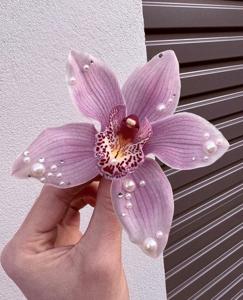 Cymbidium Orchids Bouquet, Festival Face Jewels, Gorgeous Plants, Cymbidium Orchid, Istoria Artei, Festival Face, Clothes Making, Face Gems, Face Jewels