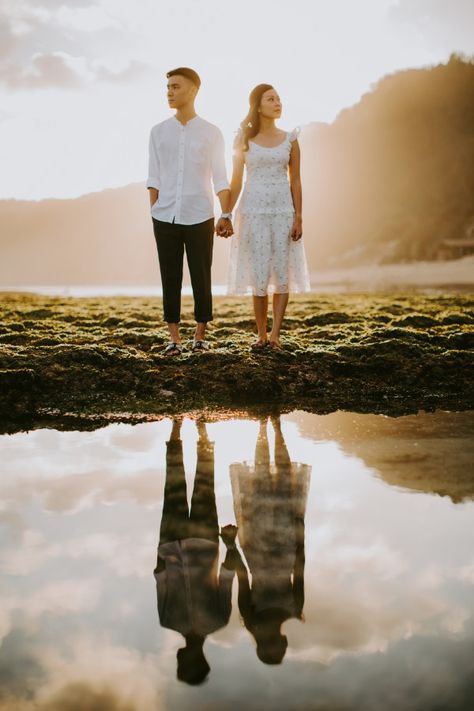 Lake Side Pre Wedding Shoot, Prewedding Photography Beach, Lake Tamblingan, Casual Prewedding, Pre Wedding Photoshoot Beach, Moodboard Wedding, Pose Prewedding, Prewedding Ideas, Pre Wedding Photoshoot Props