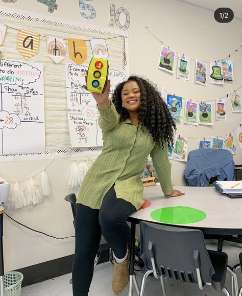 Preschool Teacher Aesthetic, Black Teacher Outfits, Teacher Goals, Teacher Lifestyle, Early Years Teacher, Teacher Outfits Elementary, Teacher Fits, Teacher Aesthetic, Teacher Vibes