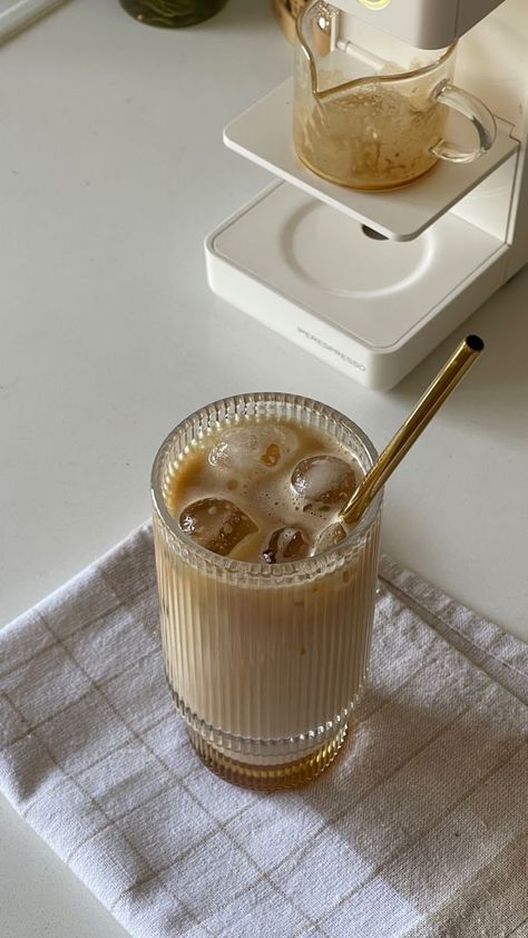 Copo Starbucks, Glass Cup Set, Nugget Ice Maker, Coffee Glasses, Glassware Drinking, Coffee Obsession, Cream Aesthetic, Coffee Photography, Aesthetic Coffee