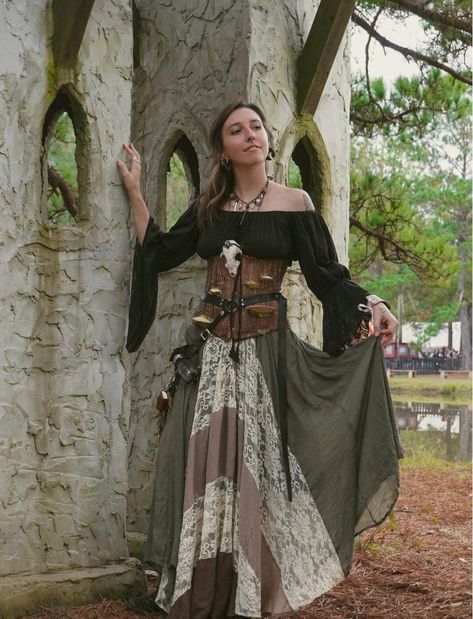 Rennisance Faire Costumes Celtic, Ren Faire Tavern Wench, Medival Outfits Woman Witch, Fairy Witch Aesthetic Outfit, Ren Faire Forest Witch, Ren Fest Outfits Diy, Rennisance Faire Costumes Witch, Ren Faire Viking Woman, Simple Medieval Outfit