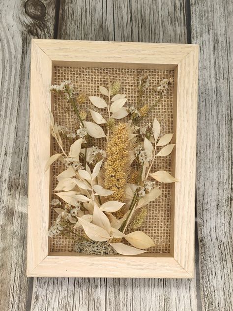 Cadre en bois de 12,50cm X 17,50CM. Fleurs séchées couleur naturelle. Toile de jute Fait à la main dans mon atelier d'Eure-et-Loir Envoi dans toute la France contact@asdefleurs.fr Dried Flowers Frame, Diy Tote Bag Design, Photo Rose, Flowers Frame, Diy Tote Bag, Diy Frame, Secret Santa, Dried Flowers, Flower Art