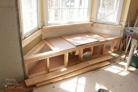 dog crate in bedroom #dogcrateinbedroom Bow Window Living Room, Dog Window Seat, Built In Dog Bed, Bay Window Benches, Built In Bench Seating, Diy Window Seat, Bay Window Living Room, Bay Window Seat, Dog Window