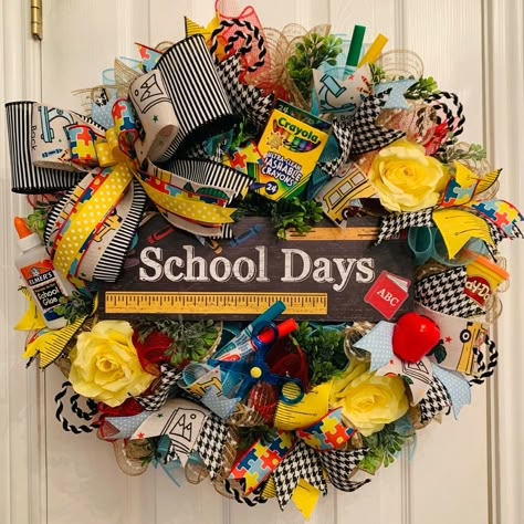 Classroom Wreath Ideas, Back To School Wreaths For Teachers, Teacher Wreath Diy Classroom Door, Back To School Wreath Front Doors, Classroom Wreath Diy, Teacher Wreaths For Classroom, Back To School Wreaths, Teacher Door Wreaths, Kids Wreath