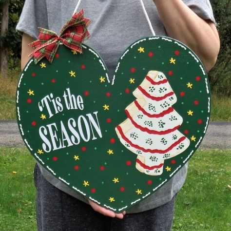 Spruce up your home decor with our handmade wood plaques & signs! 🎄🍁🍎 Perfect for any season, these country-style decorations will add a touch of charm to your indoor or outdoor display. Each piece is carefully crafted by hand and treated for durability. Choose from a variety of themes including pumpkins, apples, and Christmas trees. #homedecor #woodcrafts #handmade #seasonaldecor #autumn #fall #thanksgiving #halloween #christmas 🍂🎃🎁 #eBay #eBaySeller #ByMillerFamilyWoodcrafts Snowman Signs, Cake Winter, Art Hanger, Baseball Christmas, Happy Thanksgiving Turkey, Christmas Plaques, Snowman Sign, Happy Birthday Vintage, Wooden Door Hanger