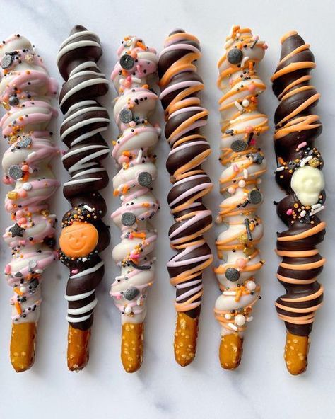 Check more at https://mangadexx.com/apkladies-nails-designs/11689/ Halloween Pretzel Rod Ideas, Chocolate Covered Pretzel Rods Halloween, Halloween Dipped Pretzels, Halloween Pretzel Sticks, Halloween Chocolate Covered Pretzels, Halloween Pretzel Rods, Halloween Pretzels Rods, Pretzels Sticks, Caramel Pretzels Rods