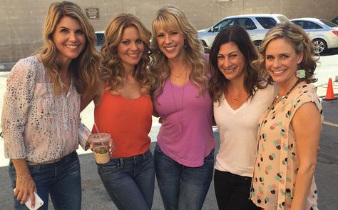 Lori Loughlin, Candace Cameron Bure, Jodie Sweetin, unknown, and Andrea Barber. Fuller House Outfits, Full House Memes, Fuller House Cast, Full House Funny, Andrea Barber, Full House Tv Show, Full House Cast, Aunt Becky, Dj Tanner