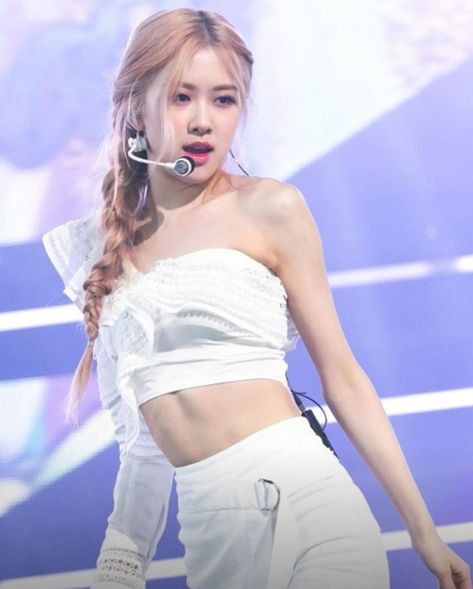 #Blackpink #Rosé #Chaeyoung #style #outfit #comeback #stage #dontknowwhattodo #braid Rosé Blackpink Hairstyle, Blackpink Rosé Hairstyles, Cute Side Braids, Rose Braid, Side Braid Hairstyles, Roseanne Park, Two Braids, Rose Photos, Rose Hair