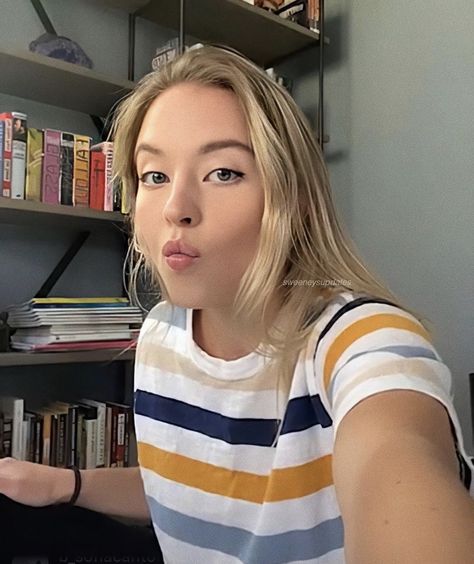 Sydney Sweeney Selfie, Sydney Sweeney Photoshoot, Francesca Capaldi, F1 Driver, Sydney Sweeney, Bare Face, Anna Kendrick, Self Care Routine, Aphrodite