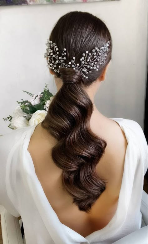 Bridal Hair Down Styles, Wavy Bridal Hairstyles, Modern Tiara, Trending Bridal Hairstyles, Hair Down Ideas, Indian Wedding Events, Ponytail Bridal Hair, Bride With Veil, Boho Curls