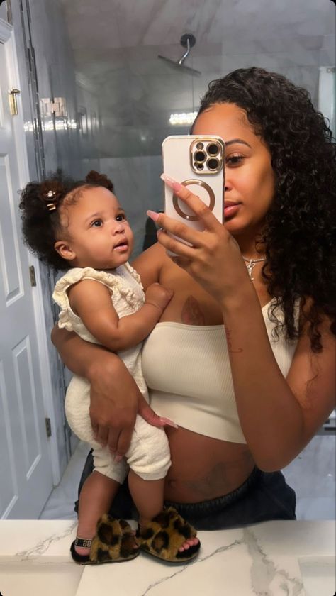 Momma And Daughter Pictures Black, Mommy Daughter Pictures, Cute Family Pictures, Mommy And Baby Pictures, Cheerleading Hairstyles, Mommy Moments, Pretty Pregnant, Moms Goals, Mommy Goals