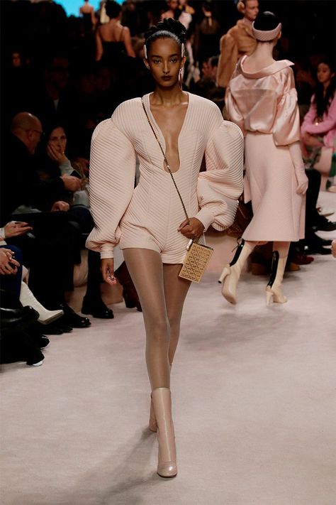 FENDI Women’s Fall/Winter 2020/2021 Collection - Fashion Trendsetter Fendi 2020, Runway 2020, Barbie Sewing, Collection Couture, Super Model, Model Style, Fashion Event, 가을 패션, Girls Fashion Clothes