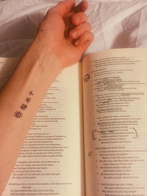 Hay esperanza, si los océanos se elevan, y las montañas caen, Él nunca fallará Leaving The 99 Tattoo, Though I Fall I Will Rise Again Tattoo, There Is Hope Should Oceans Rise Tattoo, Christian Collarbone Tattoo, He Leaves The 99 Tattoo, Equality Tattoos, Tattoo Mountain, Hope Tattoo, God Tattoos