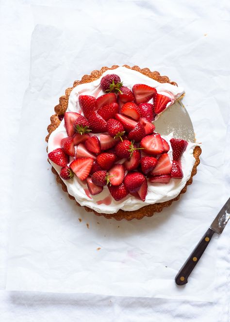 A simple and delicious Strawberry Buttermilk Cake (made with whole grain flour!) | via forkknifeswoon.com Ricotta Tart, Macerated Strawberries, Fresh Whipped Cream, Buttermilk Cake, Rhubarb Cake, Cake Fork, Roasted Cherry, Leftover Cake, Summer Cakes