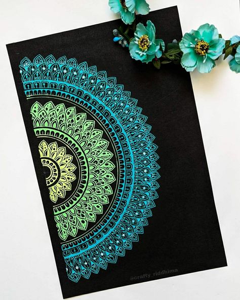 Mandala On Black Canvas, Mandala Arts, Mandala Sketch, Mandala Ideas, Markers Drawing Ideas, Black Mandala, Mandala Doodle, Easy Mandala Drawing, Black Paper Drawing