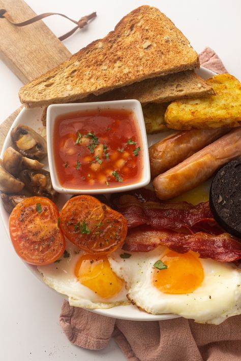 Recipe made in collaboration with theflexiblefridge on IG! British Bacon, Traditional Irish Breakfast, Hash Brown Patties, Irish Cooking, Beef Cabbage, Large Breakfast, Irish Ancestry, Irish Breakfast, Lamb Stew