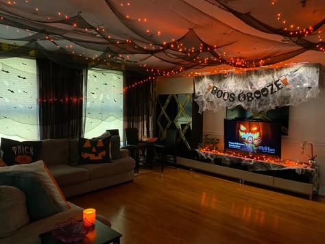 Indoor Halloween Decor Ideas Apartment, Halloween Sitting Room, Vaulted Ceiling Halloween Decor, Ceiling Decor For Halloween, Haunted House Living Room Ideas, Halloween Party Living Room Decor, Indoor Halloween Lighting Ideas, Halloween Decoration Kitchen, House Halloween Decorations Indoor