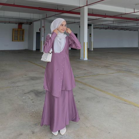 Bell ♡ on Instagram: “cubaan untuk nampak tinggi dengan memakai baju raya labuh2 tahun ni🤪 Beautiful baju kurung from @sherawr.co 🤍” Eid Elements, Dress Kondangan Simple, Dress Kondangan Modern, Dress Kondangan Hijab, Tunik Brokat, Simple Elegant Dress, Prom Night Dress, Kebaya Modern Dress, Dress Pants Outfits