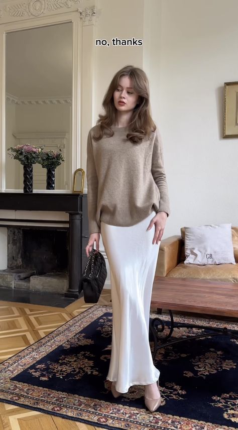 Timeless Feminine Outfits, Old Money Outfits Long Skirt, Modest Old Money Outfits, Feminine Outfits Aesthetic, White Pencil Skirt Outfit, Skirt Office Outfit, Soft Feminine Outfits, Money Dress, Casual Elegant Style