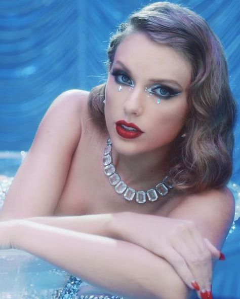 (jacqueline’s version)🏳️‍🌈 on Instagram: "the music video for bejeweled is hands down one of taylor’s best videos to date. the visuals? the story? laura dern and dita von teese? literally nothing is better🌙 . . . . . . . . #taylorswift #taylornation #taylorsverison #midnights #tsmidnights #bejeweled #musicvideo" Taylor Swift Midnights Makeup Look, Midnights Taylor Swift Makeup, Bejeweled Makeup, Taylor Swift Bejeweled, Taylor Swift Pics, Taylor Swift Makeup, Taylor Swift Nails, Face Rhinestones, Taylor Swift Music Videos