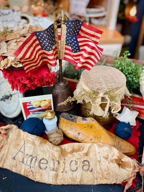 Primitive Americana Decor, Patriotic Home Decor, Diy Decorating Ideas, Patriotic Diy, Blue Patio, Primitive Americana, Farmhouse Crafts, Patriotic Crafts, Americana Decor