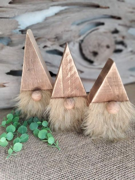 Santa Wood Ornaments, Simple Wood Decor, Triangle Wood Gnomes, Holiday Wood Projects, Farmhouse Christmas Shelf Decor, Barnwood Christmas Crafts, Wood Gnomes, Wooden Gnomes, Wood Santa