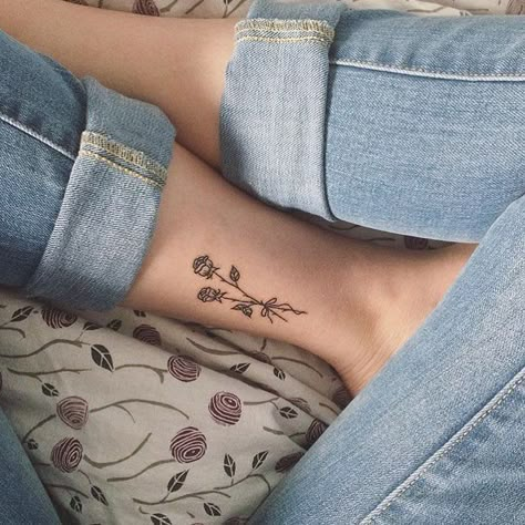 Tatuajes Tiny Flower Tattoo, Tattoo Fairy, Tiny Flower Tattoos, Tattoo Tiny, Ankle Tattoo Designs, Tattoo Spots, Small Rose Tattoo, Foot Tattoos For Women, Tattoos For Women Flowers