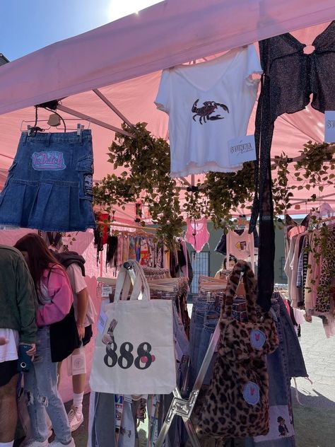 Aesthetic Set Up For Selling Clothes Online, Flea Market Clothes Display, Flea Market Set Up Ideas Display, Flea Market Fashion, Fill A Bag Sale, Flea Market Clothing Booth Ideas, Flee Market Stall Ideas, Flea Market Aesthetic Outfit, Selling Clothes Aesthetic