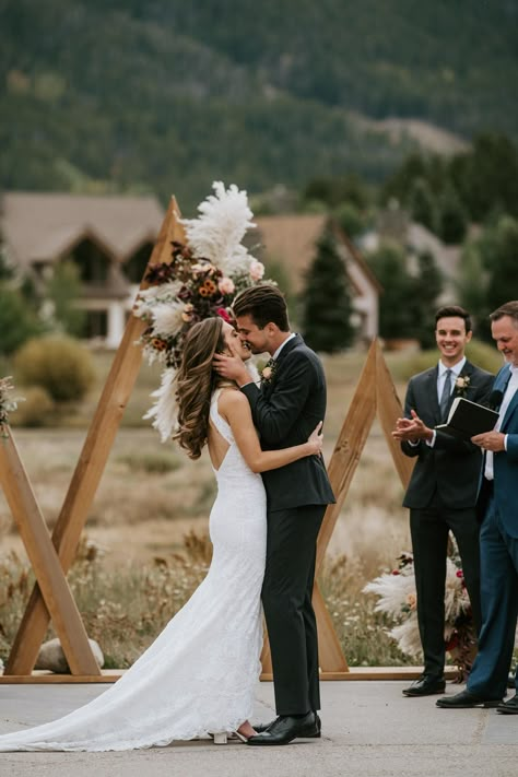 First Kiss As Husband And Wife, Wedding First Kiss Poses, Ceremony First Kiss, Wedding Ceremony Kiss Pose, Wedding Ceremony Kiss Pictures, First Kiss Wedding Pictures Photo Ideas, Wedding Kiss Photo, Wedding First Kiss Pose, First Kiss Pose Wedding