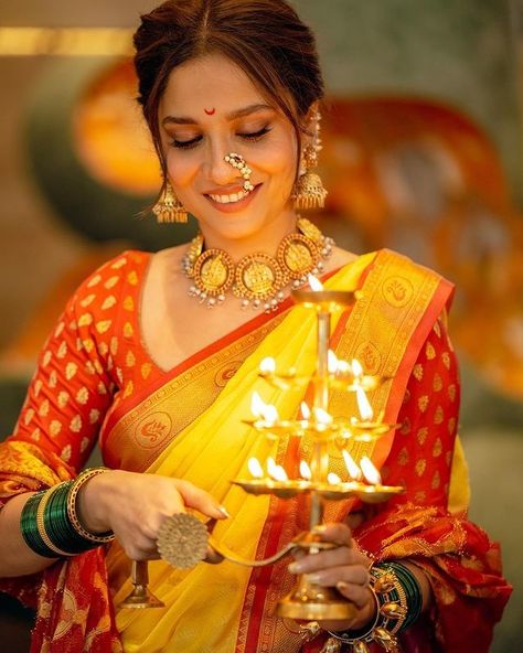 Marathi Actress Wedding Look, मराठी Wedding Look, Navari Makeup Look, Maharashtrian Bride Yellow Saree, Navari Saree Marathi Hairstyles, Marathi Wedding Hairstyle, Navari Hairstyle Look, Marati Sarees Look, Nauvari Hairstyle For Bride