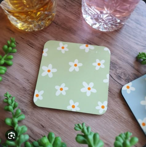 Cute Coasters Painting, Coaster Designs Painted, Square Coaster Painting Ideas, Painting Coasters Ideas, Coaster Painting Ideas, Wood Laser Projects, Daisy Coaster, Coaster Painting, Painting Objects