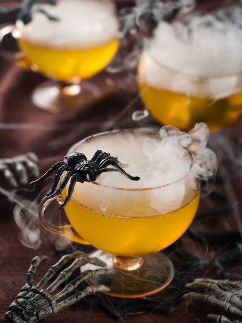 We’re loving these ideas for a black & orange Halloween cocktail party – especially this spooky Halloween cider recipe. Hocus Pocus Drinking Game, Buffet Halloween, Halloween Recipes Drinks, Halloween Cocktail Party, Outdoor Halloween Parties, Perfect Halloween Party, Easy Halloween Party, Halloween Cocktail, Halloween Party Ideas