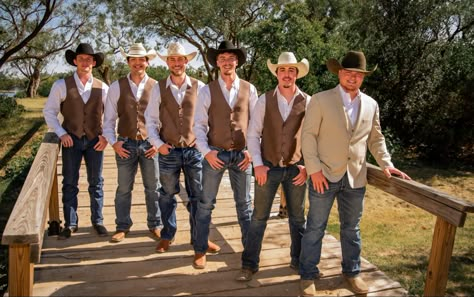 Informal Groomsmen Attire, Mens Vest Wedding Attire, Western Chambelanes Outfits, Groomsmen Outfits With Jeans, Western Groom Outfit, Cowboy Chambelanes Outfits, Cowboy Groomsmen Attire, Western Wedding Groom Attire, Tan Groomsmen Jackets With Jeans