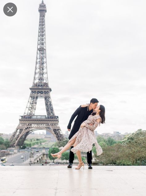 Paris Baby Announcement, Paris Maternity Photoshoot, Eiffel Tower Photoshoot, Tour Eifel, Paris In Autumn, Fun Baby Announcement, Maternity Photography Outdoors, Fun Baby, Paris Photography