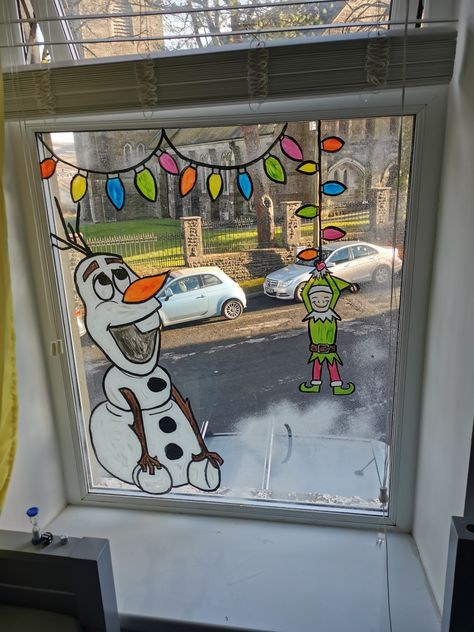 Christmas Vacation Window Painting, Mirror Christmas Drawing, Christmas Mirror Drawings, Olaf Window Painting, Elf On The Shelf Window Painting, Christmas Mirror Painting Ideas, Frozen Window Painting, Winter Scene Window Painting, Charlie Brown Christmas Window Painting