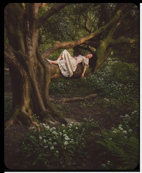 Cottingley Fairies, Fairy Shoot, Whimsical Photoshoot, Pretty Portraits, Forest Photoshoot, Fairytale Photoshoot, Senior Photoshoot Poses, Fairy Photoshoot, Unique Senior Pictures